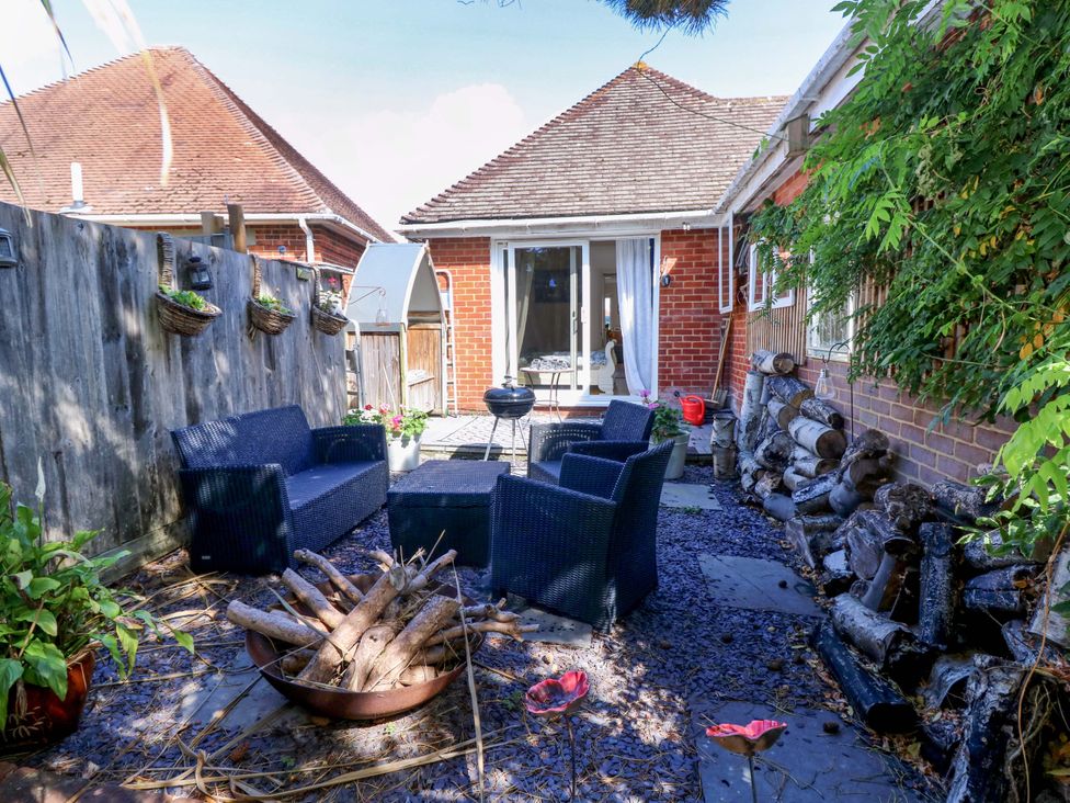 A garden with seating and a fire pit at Riverview in Hamble