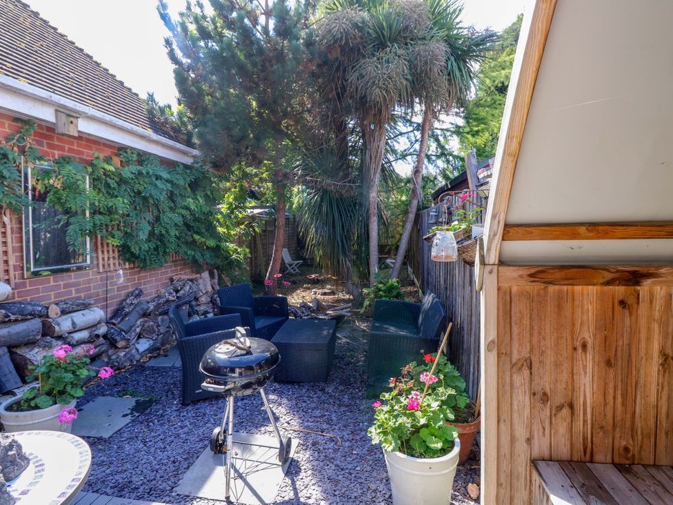 A garden with outdoor seating and a barbecue grill at Riverview in Hamble