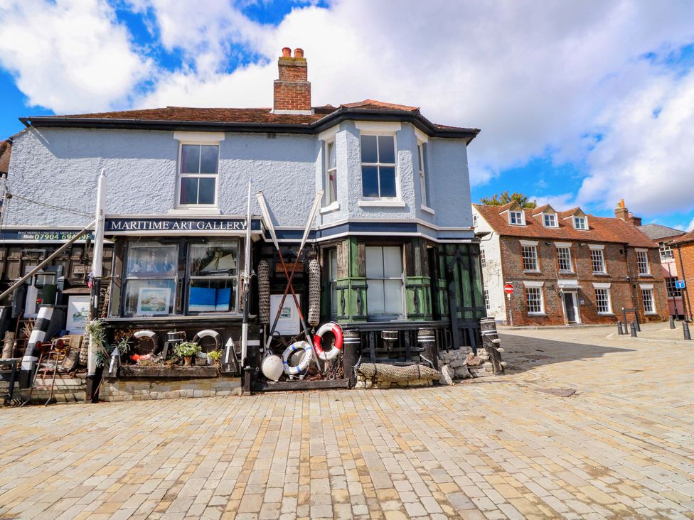A Maritime Art Gallery building on a street at Riverview Hamble
