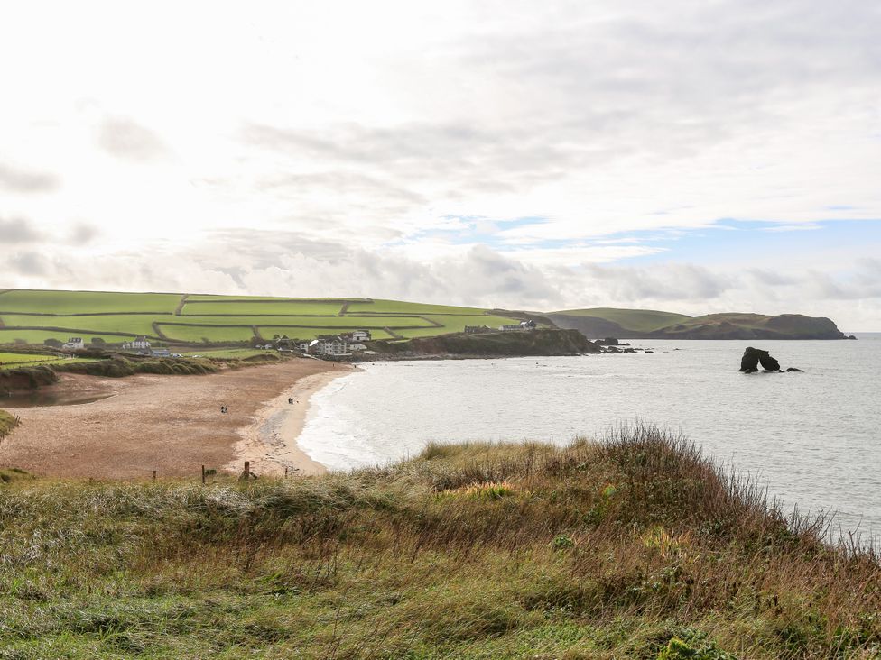 A beach with water and grassy land at 8 Thurlestone Rock in Kingsbridge