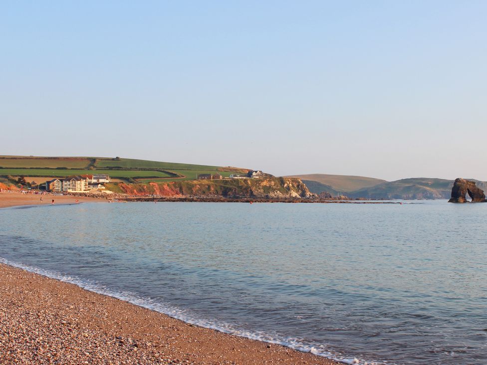 A beach with cliffs and buildings at 8 Thurlestone Rock in Kingsbridge