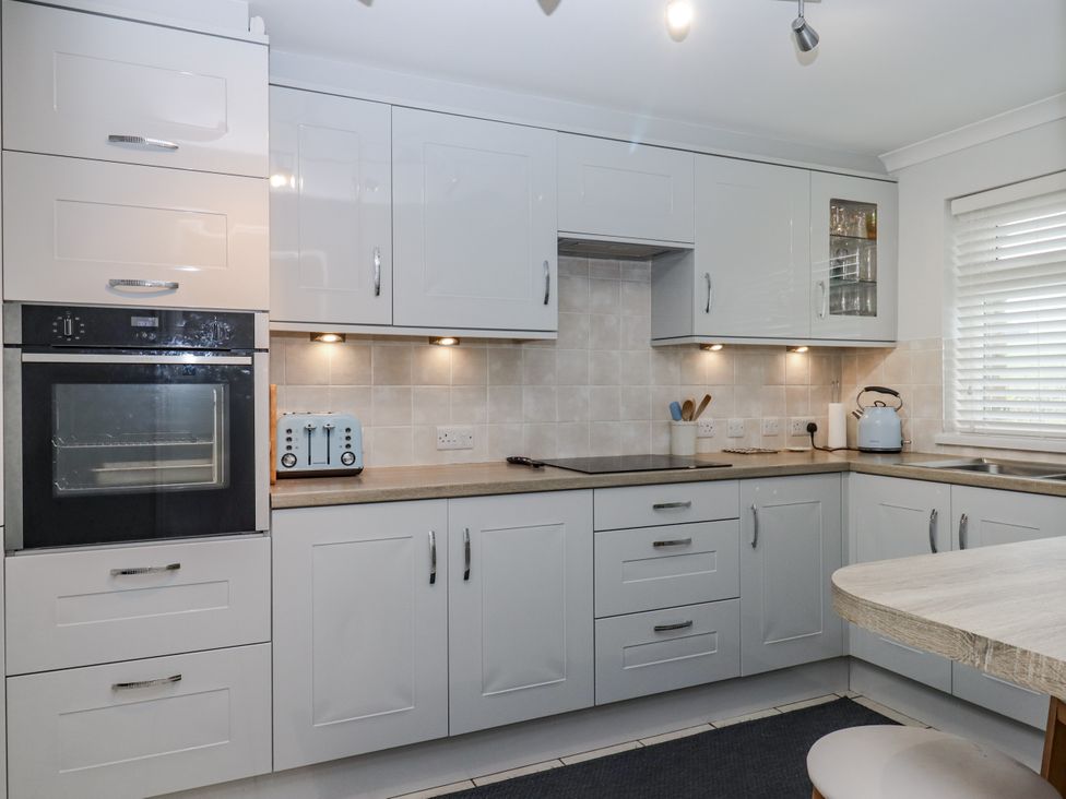 A kitchen with oven, toaster, kettle, and sink at 8 Thurlestone Rock in Kingsbridge