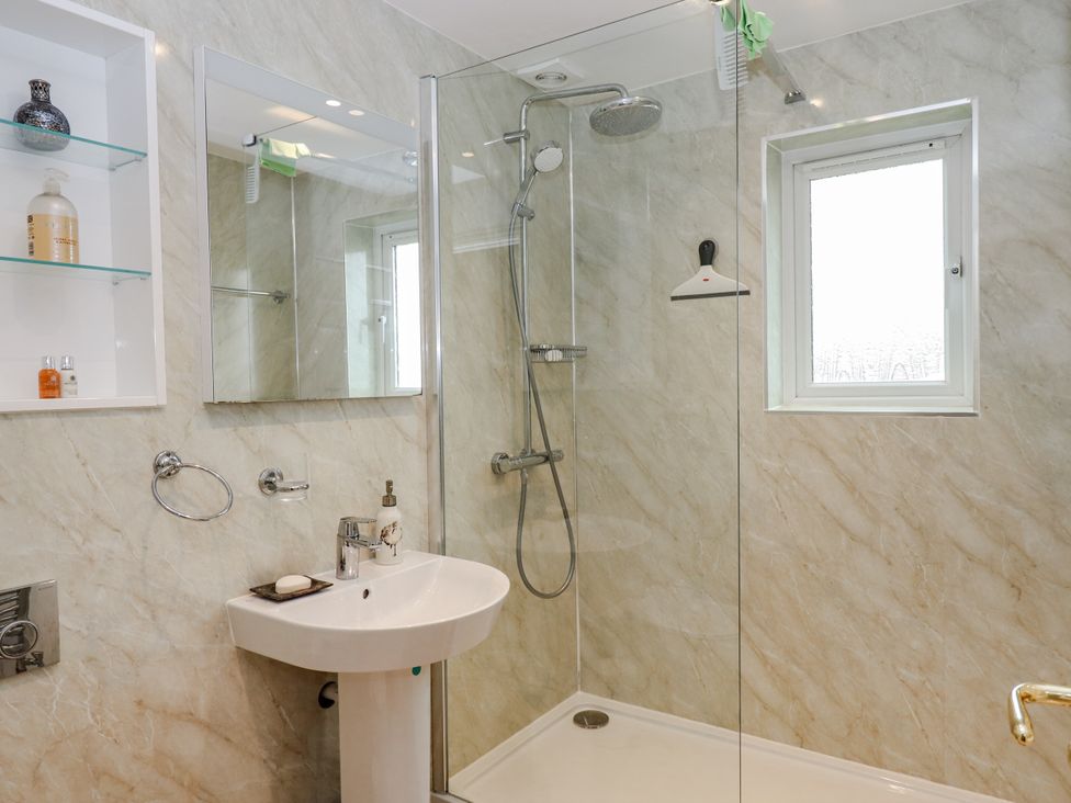 A bathroom featuring a shower and washbasin at 8 Thurlestone Rock in Kingsbridge