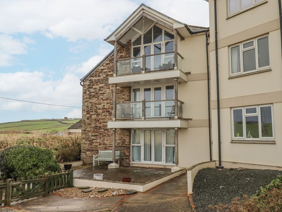 A building with a balcony and patio at 8 Thurlestone Rock in Kingsbridge