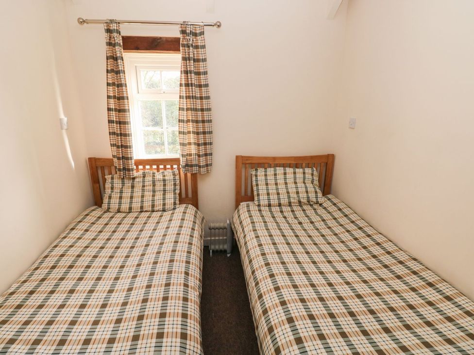 A bedroom with two single beds at Knap Cottage in Clarbeston Road