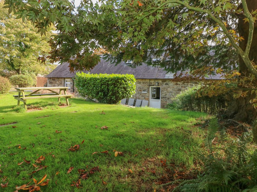 A garden with a picnic table and chairs at Granary Cottage in Clarbeston Road