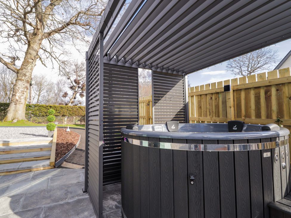 A hot tub in an outdoor area at Little Oaks in Poyntzfield near Cromarty