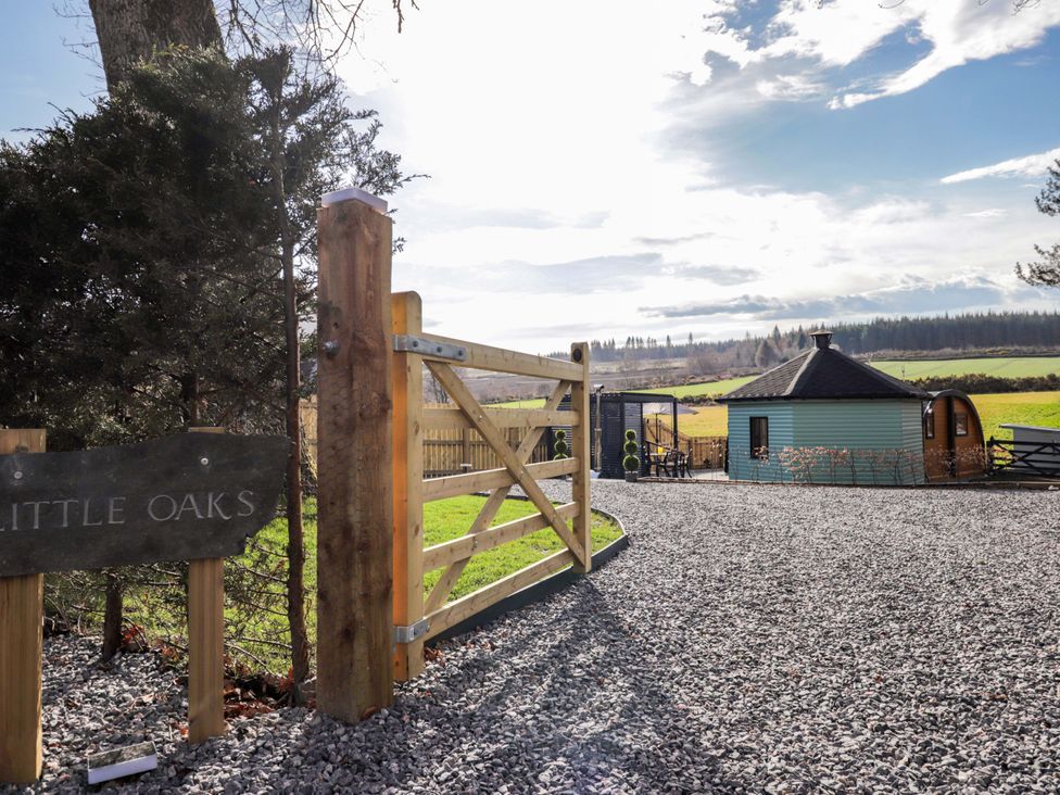 A gravel driveway with a gate at Little Oaks in Poyntzfield near Cromarty