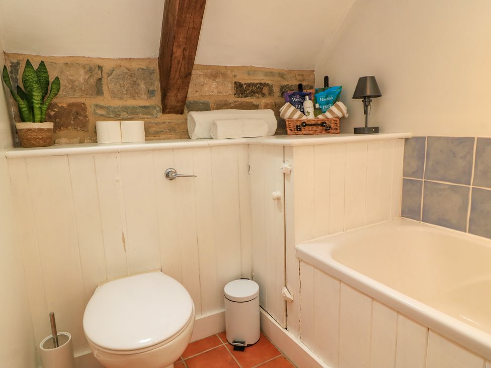 A bathroom with a toilet and bathtub at The Farmhouse in Langport