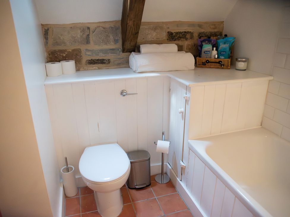 A bathroom with a toilet and bathtub at The Farmhouse in Langport