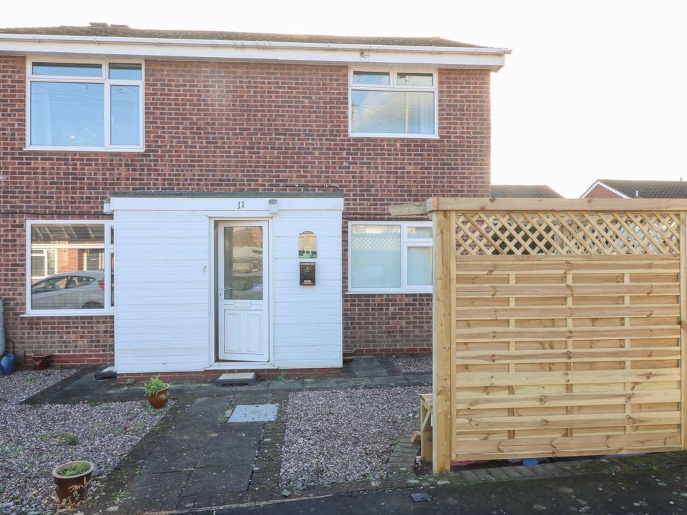 An outdoor view of a house with a door and windows at The Cuckoo's Rest in Melton Mowbray
