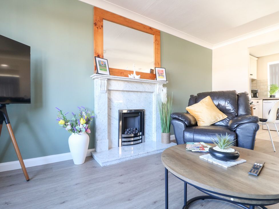 A living room with a television and fireplace at The Cuckoo's Rest in Melton Mowbray