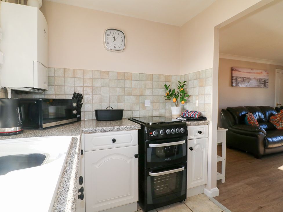 A kitchen with an oven and microwave at The Cuckoo's Rest in Melton Mowbray