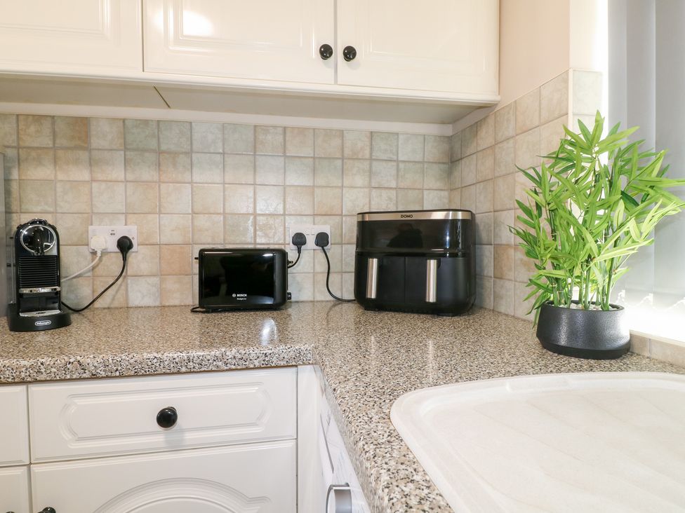 A kitchen with appliances on the counter at The Cuckoo's Rest in Melton Mowbray