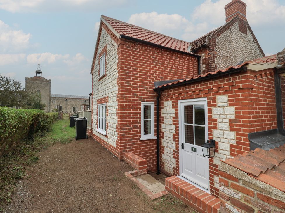An exterior view of a house with a garden at 6 Gravel Hill in King's Lynn