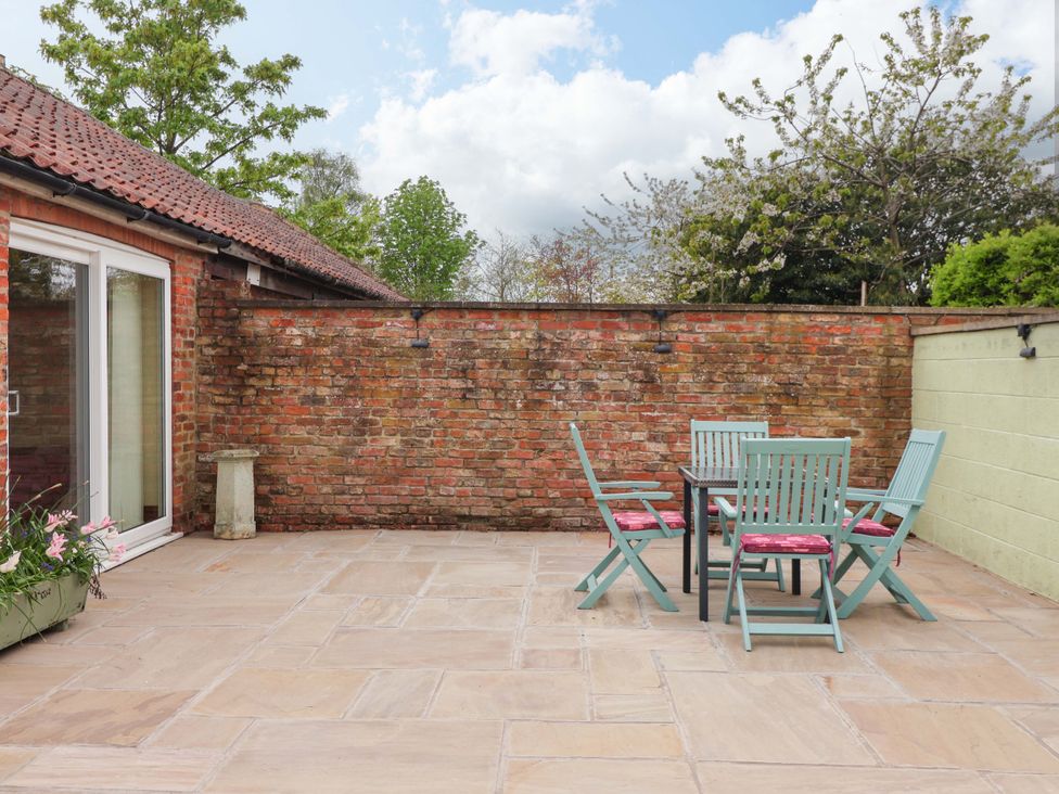An outdoor space with a table and chairs at The Owl Barn Cottage