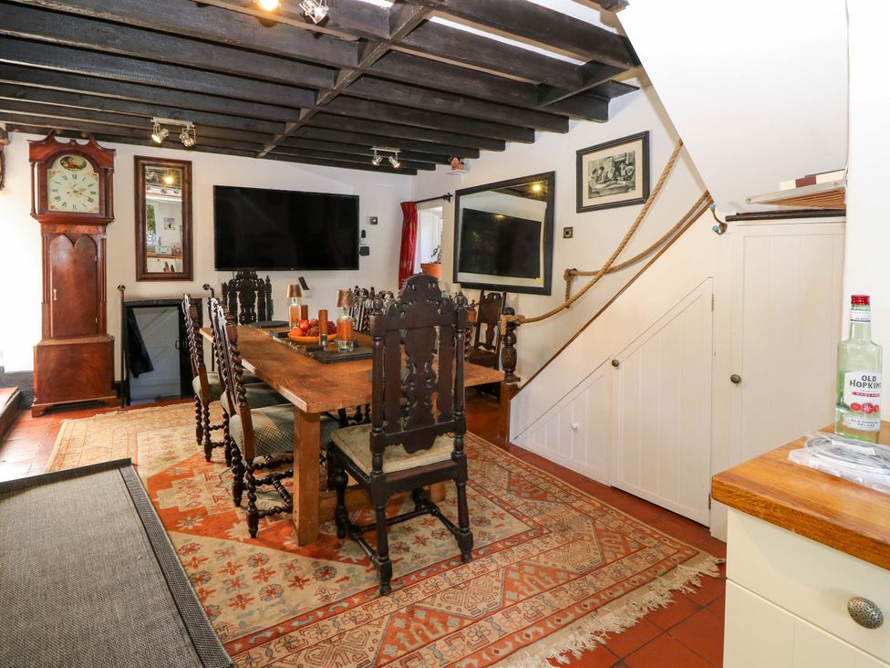 A dining room with a table and chairs at The Old House in Hamble