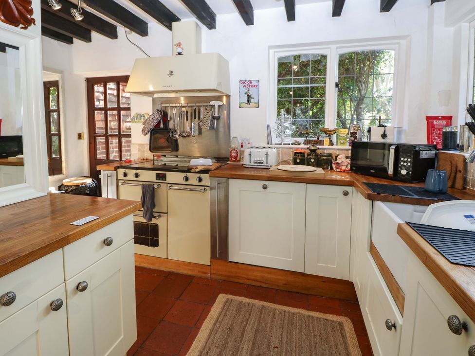 A kitchen with cabinets, an oven, and a sink at The Old House in Hamble