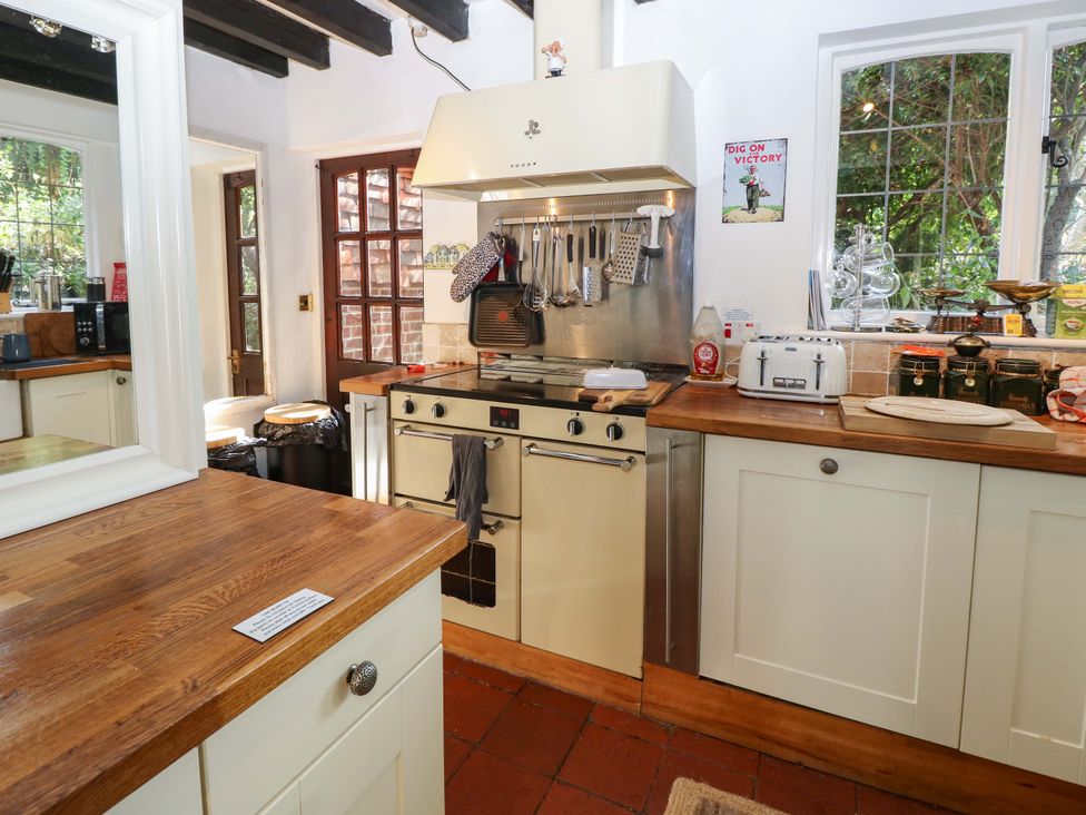 A kitchen with a stove and kitchen counter at The Old House in Hamble