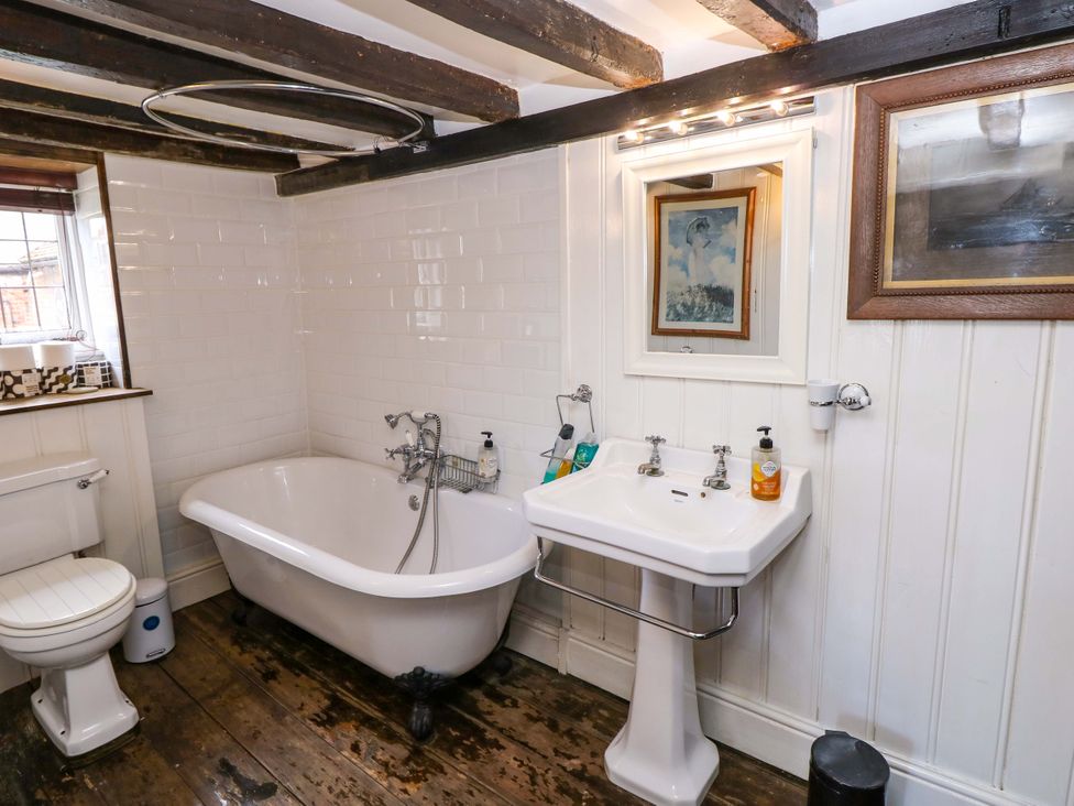 A bathroom with a bathtub, sink, and toilet at The Old House in Hamble