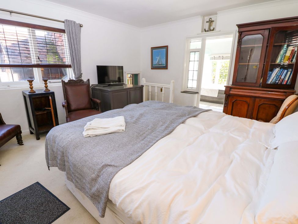 A bedroom with a bed and cabinet at The Old House in Hamble