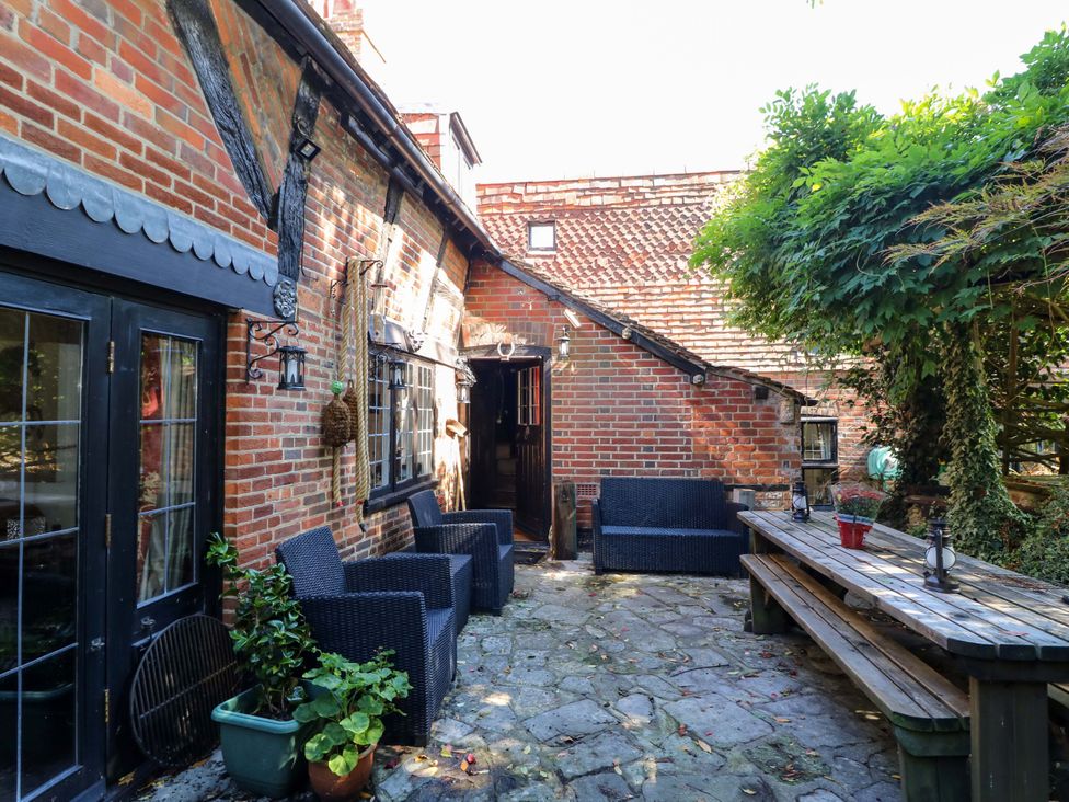 An outdoor seating area with chairs and a table at The Old House in Hamble