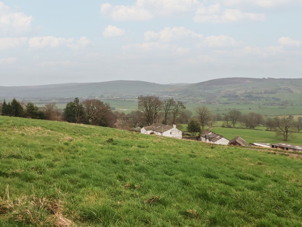A view of hills and houses in a grassy field at Wood End Farm Cottage