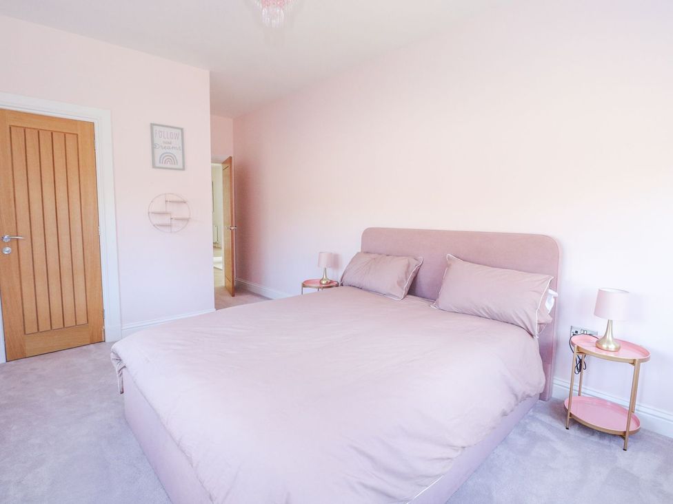 A bedroom with a bed and bedside tables at Macgregor Ranch Achnabobane near Spean Bridge