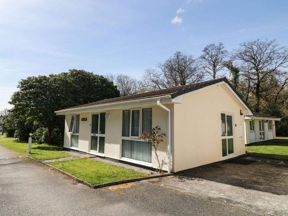 A building with windows and a door at Willow Lodge in Liskeard