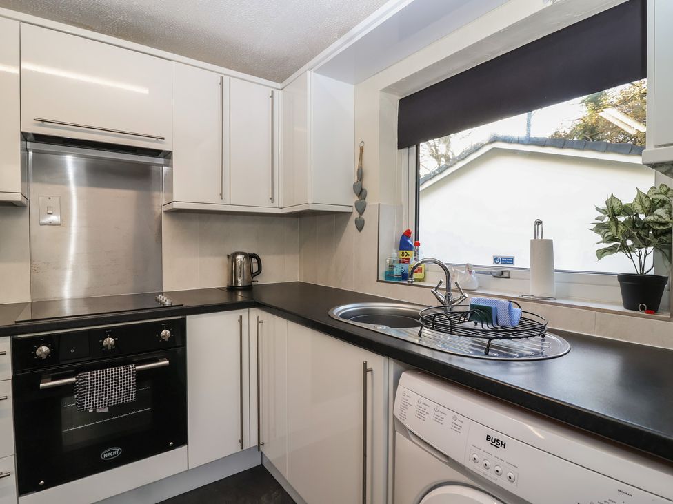 A kitchen with an oven and a sink at Willow Lodge near Liskeard
