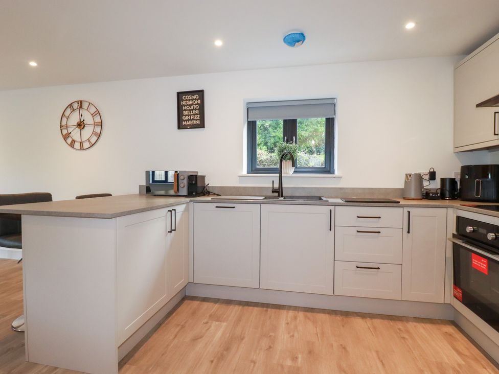 A kitchen with sink and appliances at Barn 5