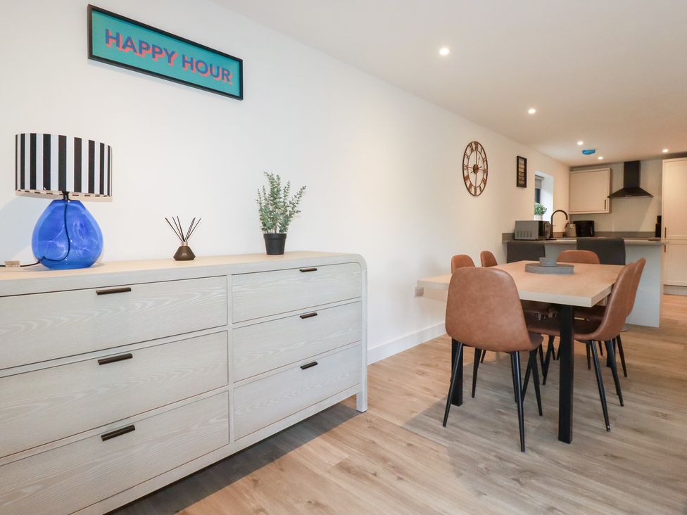 A dining room with a table and chairs at Barn 5