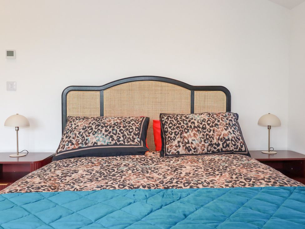 A bedroom with a bed and lamps at Barn 5