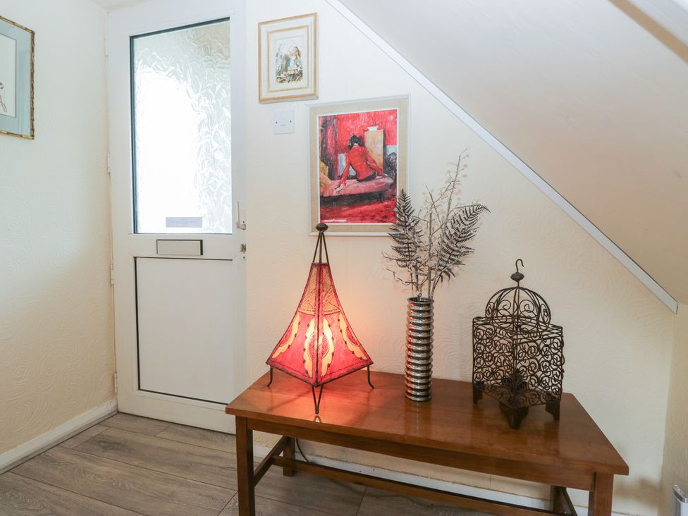 A hallway with a lamp and decor items at Apple Byrd in Kendal