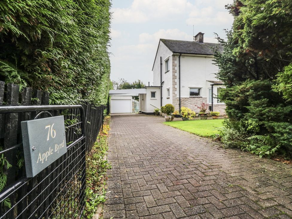 The exterior of a house with a driveway and greenery at Apple Byrd in Kendal