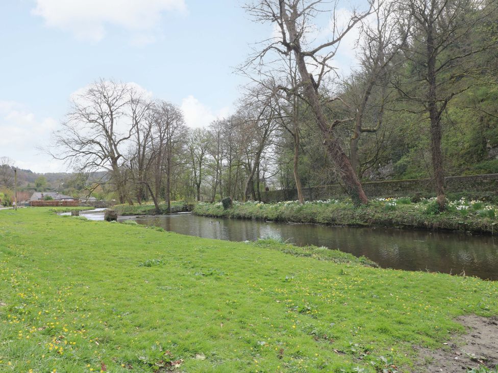 An outdoor area with trees and a stream at 9 New Lumford