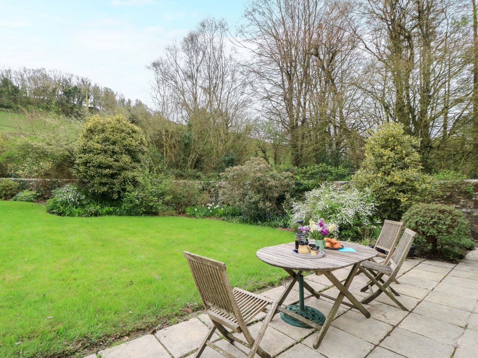 A garden with a table and chairs at Plush Cottage in Plush