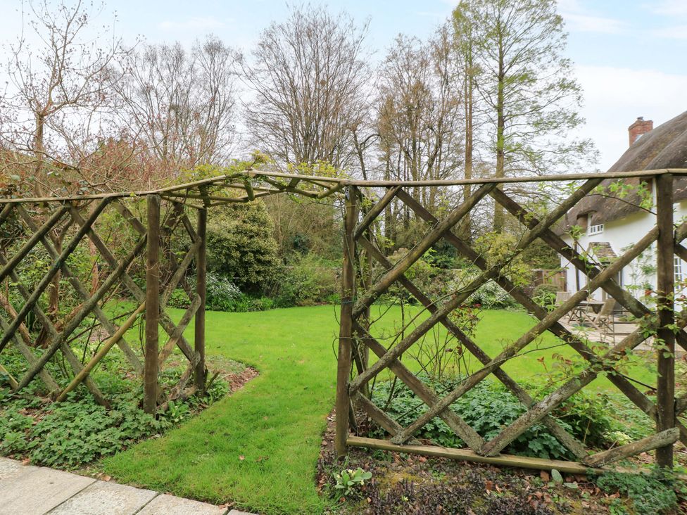 A garden with a fence and pathway at Plush Cottage in Plush