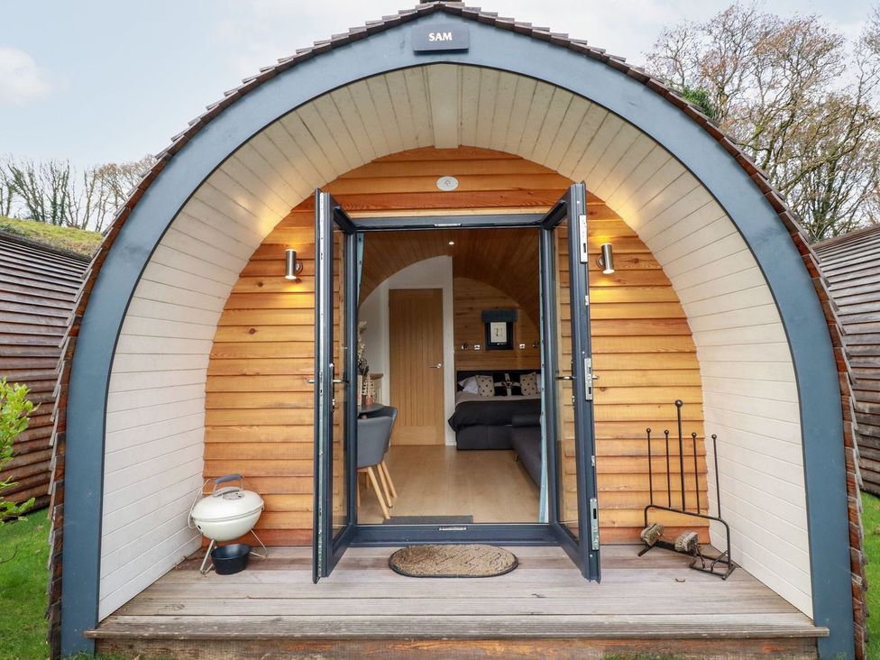 An entrance with wooden walls and steps at the pod named Sam in Polgooth