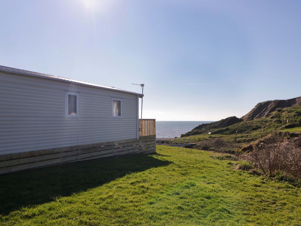 A mobile home with grass and sea view at Guillemot in St Bees