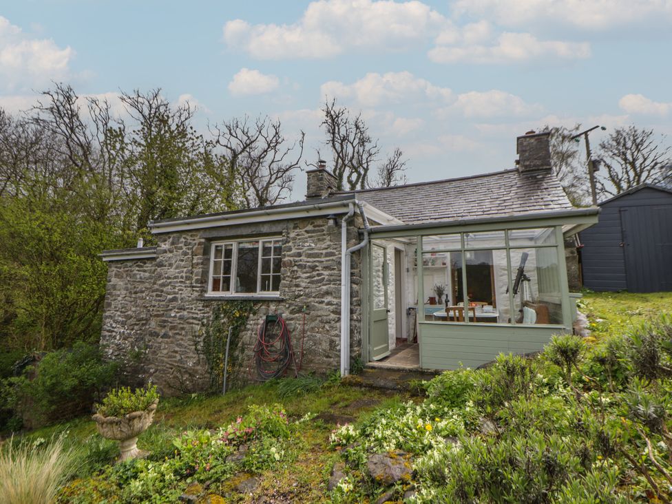 A cottage with a conservatory and garden at Tyn Y Fron in Brynherbert near Llanrhystud