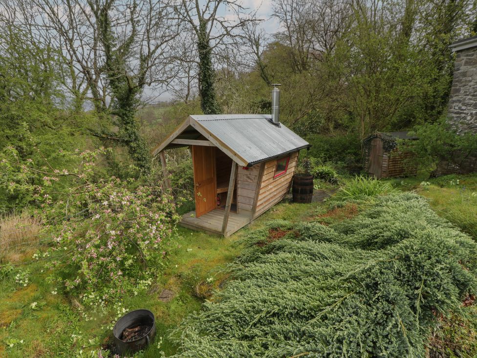 A cabin in a garden at Tyn Y Fron in Brynherbert near Llanrhystud