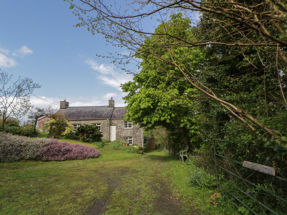 A house with garden and pathway at Tyn Y Fron in Brynherbert near Llanrhystud