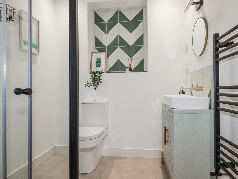 A bathroom with a sink and toilet at Teach Tra East in Perranporth