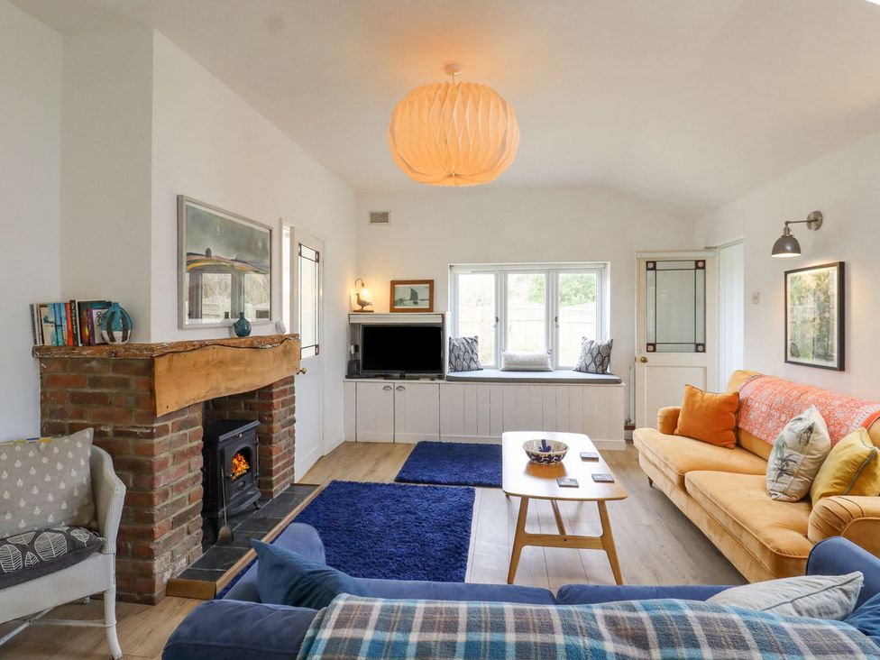 A living room with a sofa and coffee table at Greengates in Rye