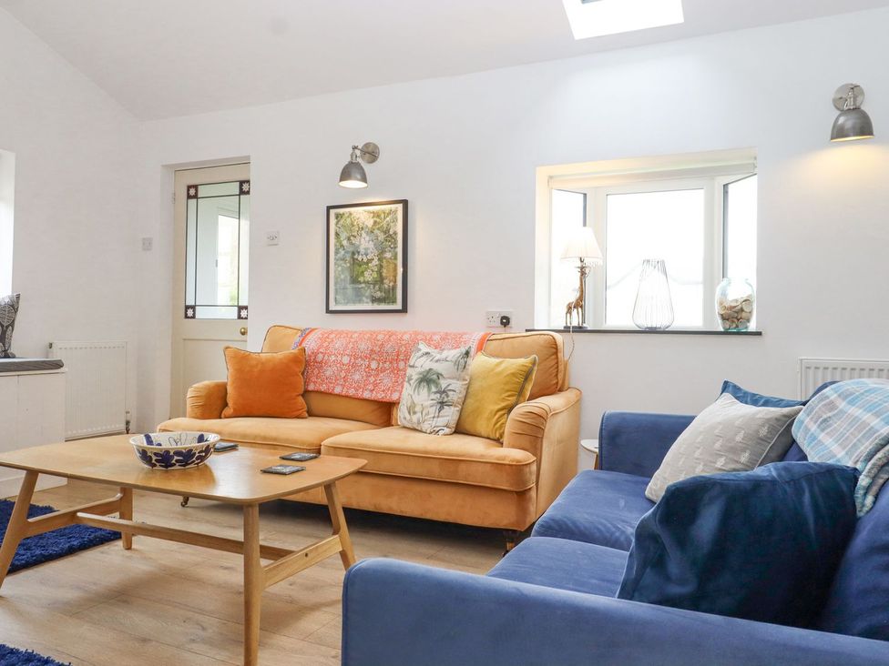A living room with sofas and a coffee table at Greengates in Rye