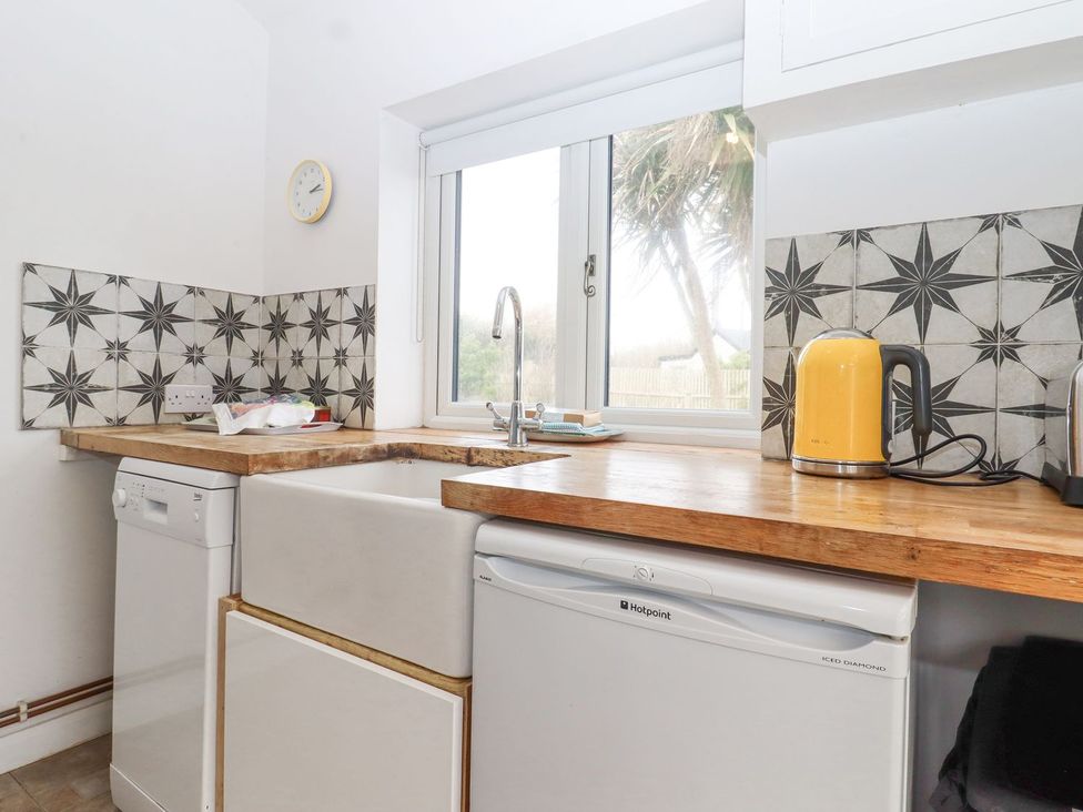 A kitchen with sink and dishwasher at Greengates in Rye