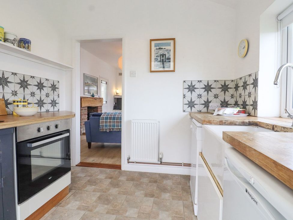 A kitchen with oven, sink and cabinets at Greengates in Rye