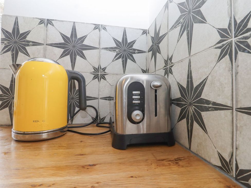 A kettle and a toaster on a countertop at Greengates in Rye