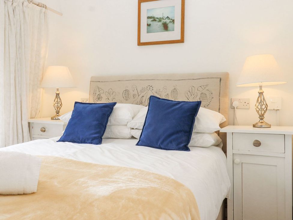 A bedroom with a bed and bedside tables at Greengates in Rye